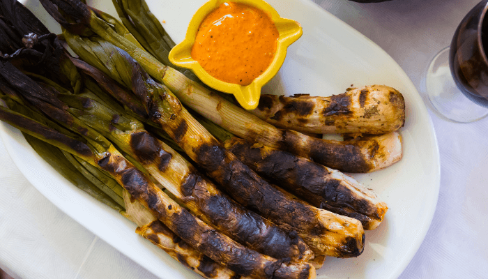 receta de calçots al horno con salsa romesco