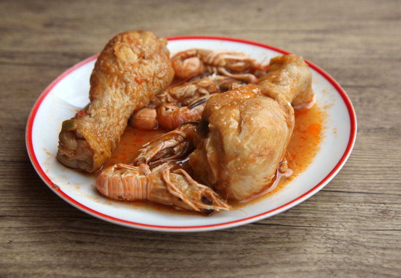 Poulet aux crevettes catalanes, la recette de mer et de montagne à ne pas manquer