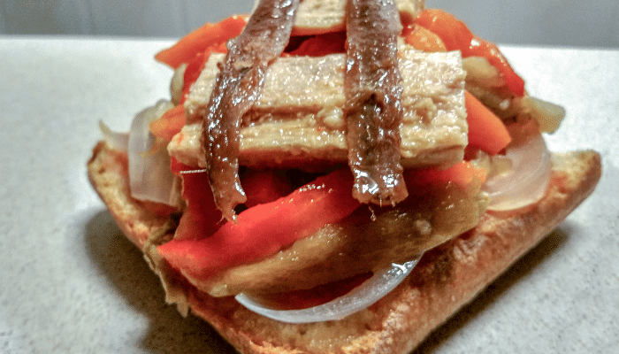 tostada con escalivada y anchoas